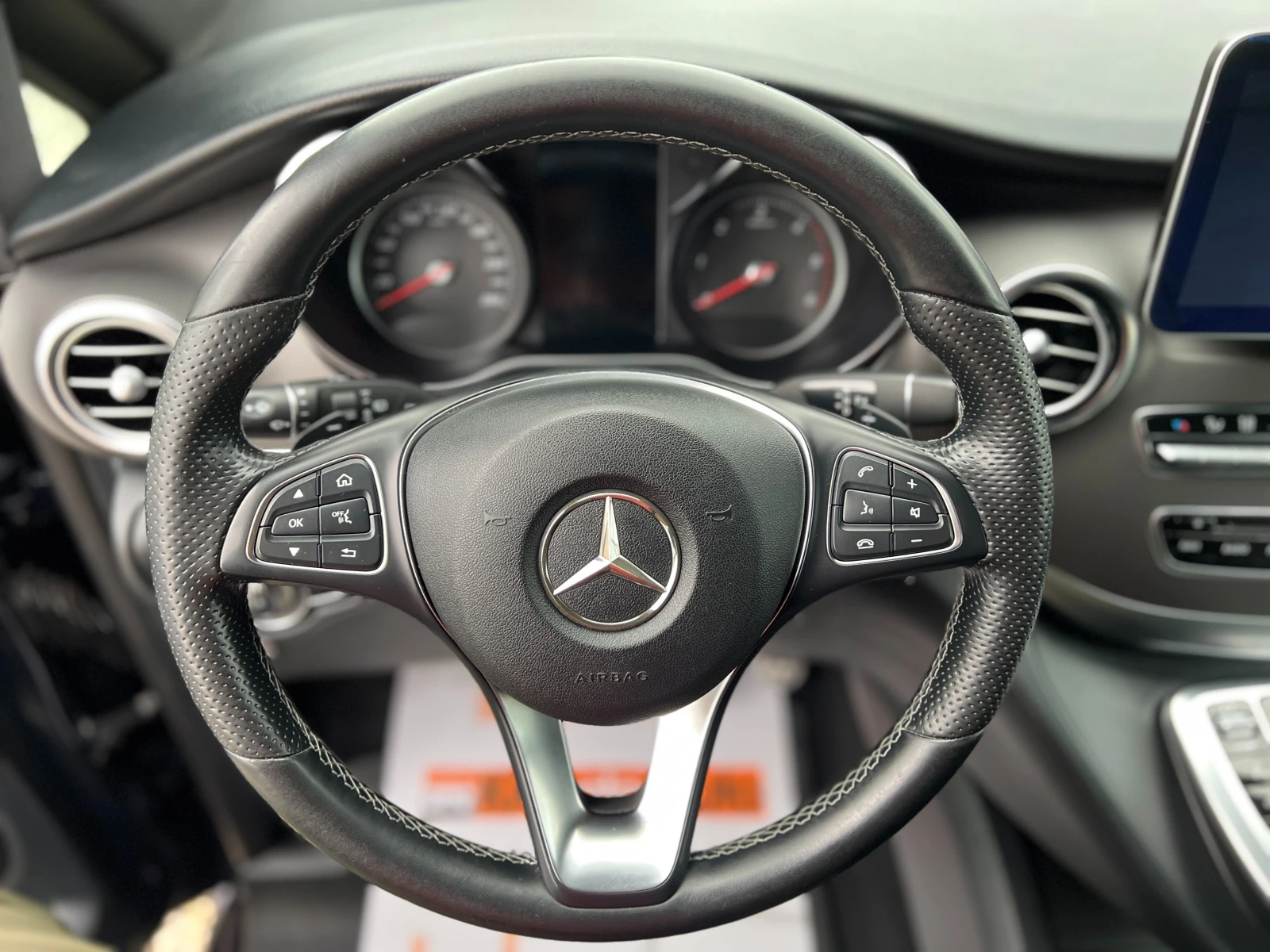 Mercedes-Benz V 250 CDI 4MATIC/AMG/7+ 1/Burmester/NAVI/вкл.ДДС/КАМЕРА, снимка 10 - Бусове и автобуси - 53964240