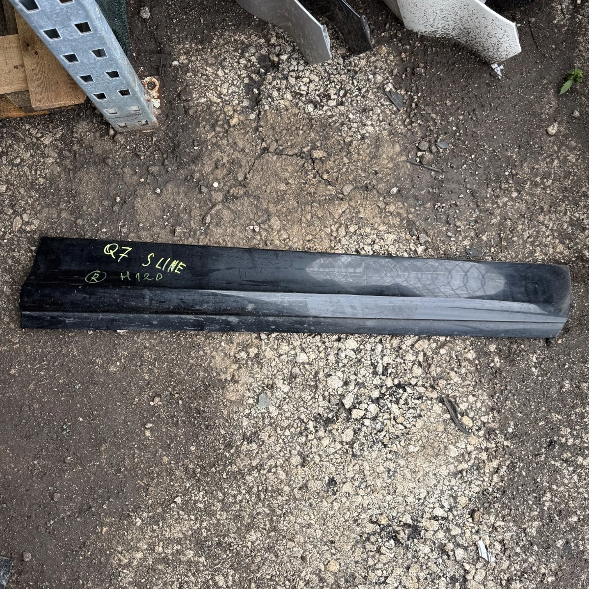 Долна лайсна за предна дясна врата на Audi Q7 4L светло сива 4L0853960-108