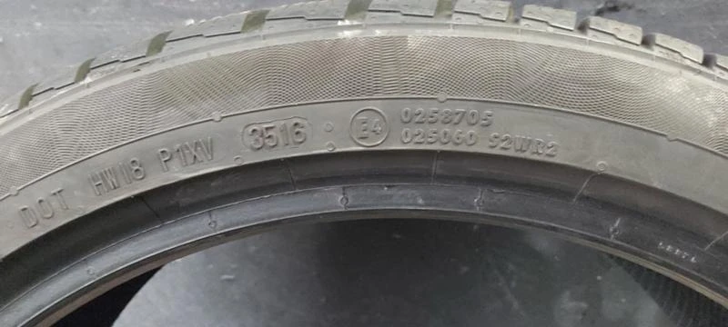 Гуми Зимни 235/40R19, снимка 7 - Гуми и джанти - 34696582