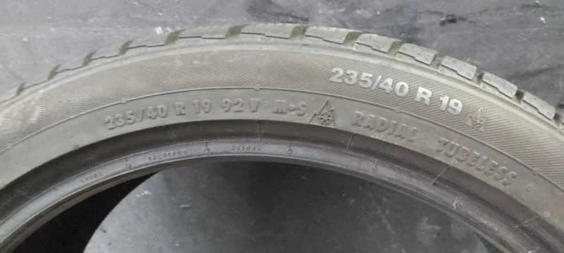 Гуми Зимни 235/40R19, снимка 8 - Гуми и джанти - 34696582