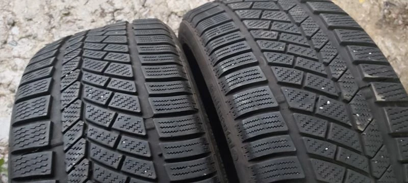 Гуми Зимни 235/40R19, снимка 2 - Гуми и джанти - 34696582