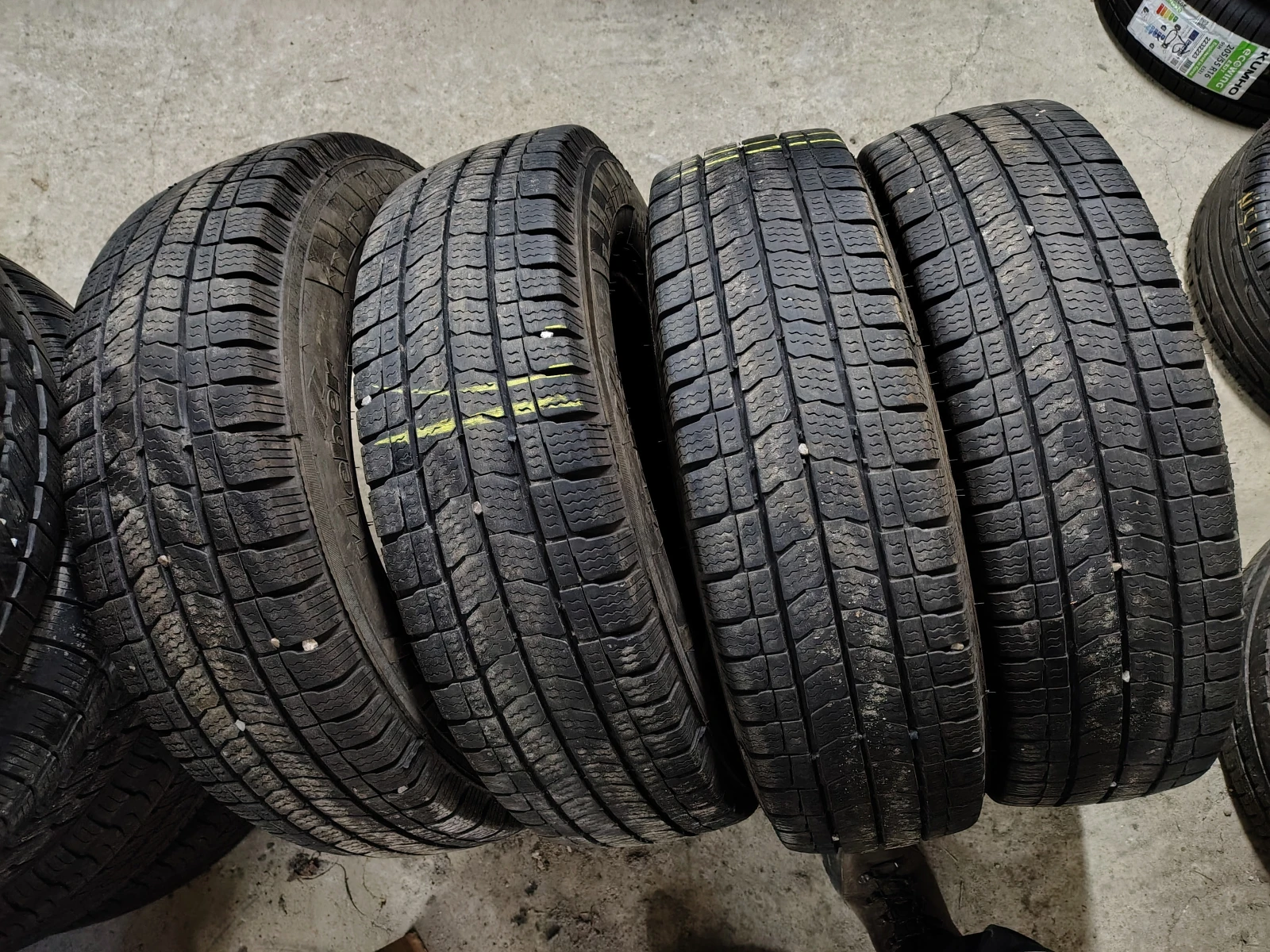 Гуми Зимни 205/75R16, снимка 2 - Гуми и джанти - 54103470