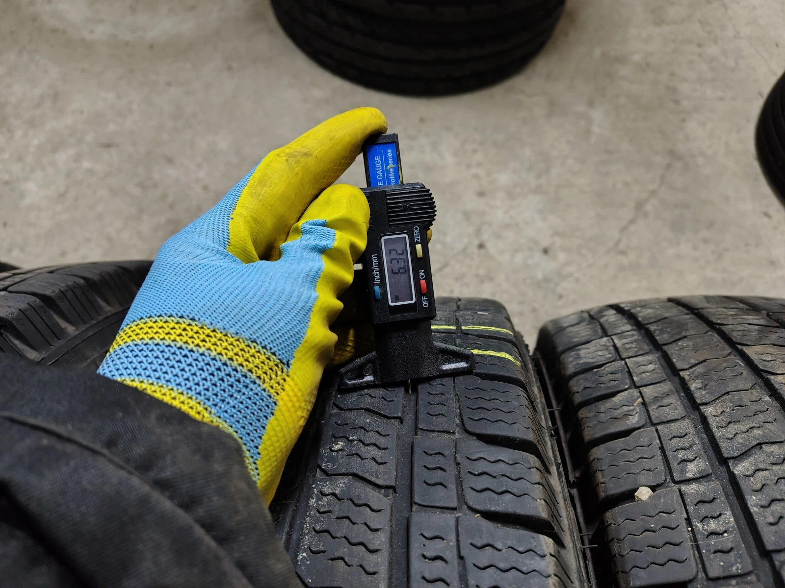 Гуми Зимни 205/75R16, снимка 5 - Гуми и джанти - 54103470