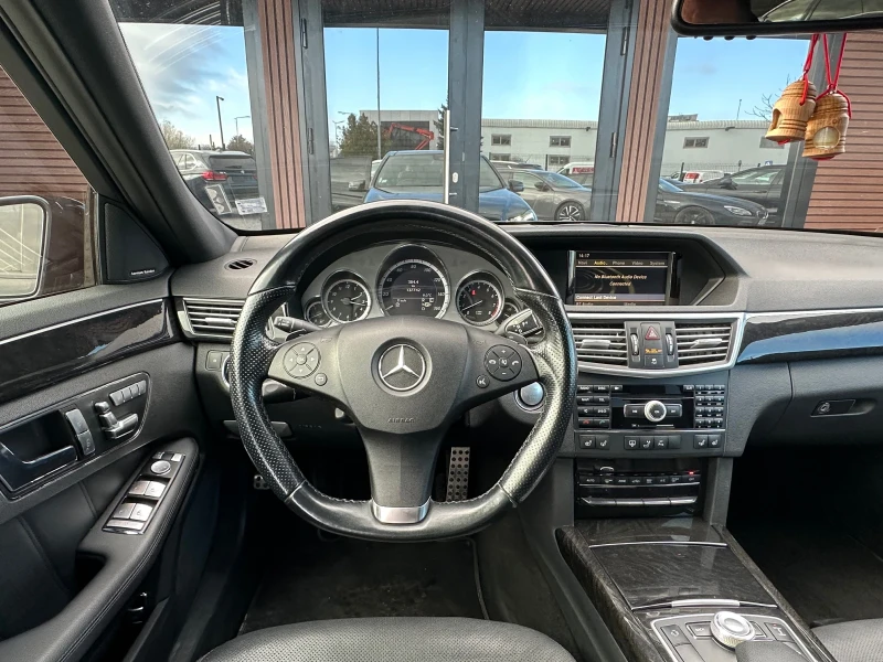 Mercedes-Benz E 500 AMG/388кс/Обдух./KeyLess/Pano./HarmanKardon/Лизинг, снимка 11 - Автомобили и джипове - 52775019