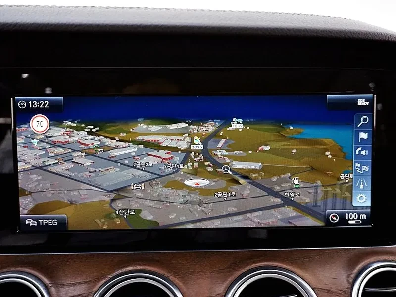 Mercedes-Benz E 220 4MATIC - САМО 30% АВАНС, снимка 10 - Автомобили и джипове - 55926904