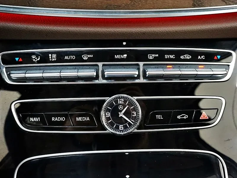 Mercedes-Benz E 220 4MATIC - САМО 30% АВАНС, снимка 12 - Автомобили и джипове - 55926904