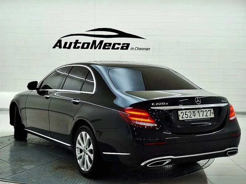 Mercedes-Benz E 220 4MATIC - САМО 30% АВАНС, снимка 3 - Автомобили и джипове - 55926904