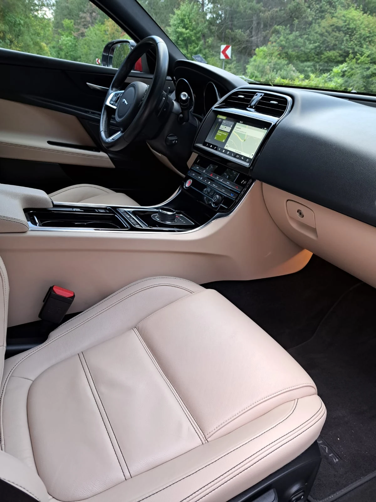 Jaguar XE, снимка 10 - Автомобили и джипове - 54409734