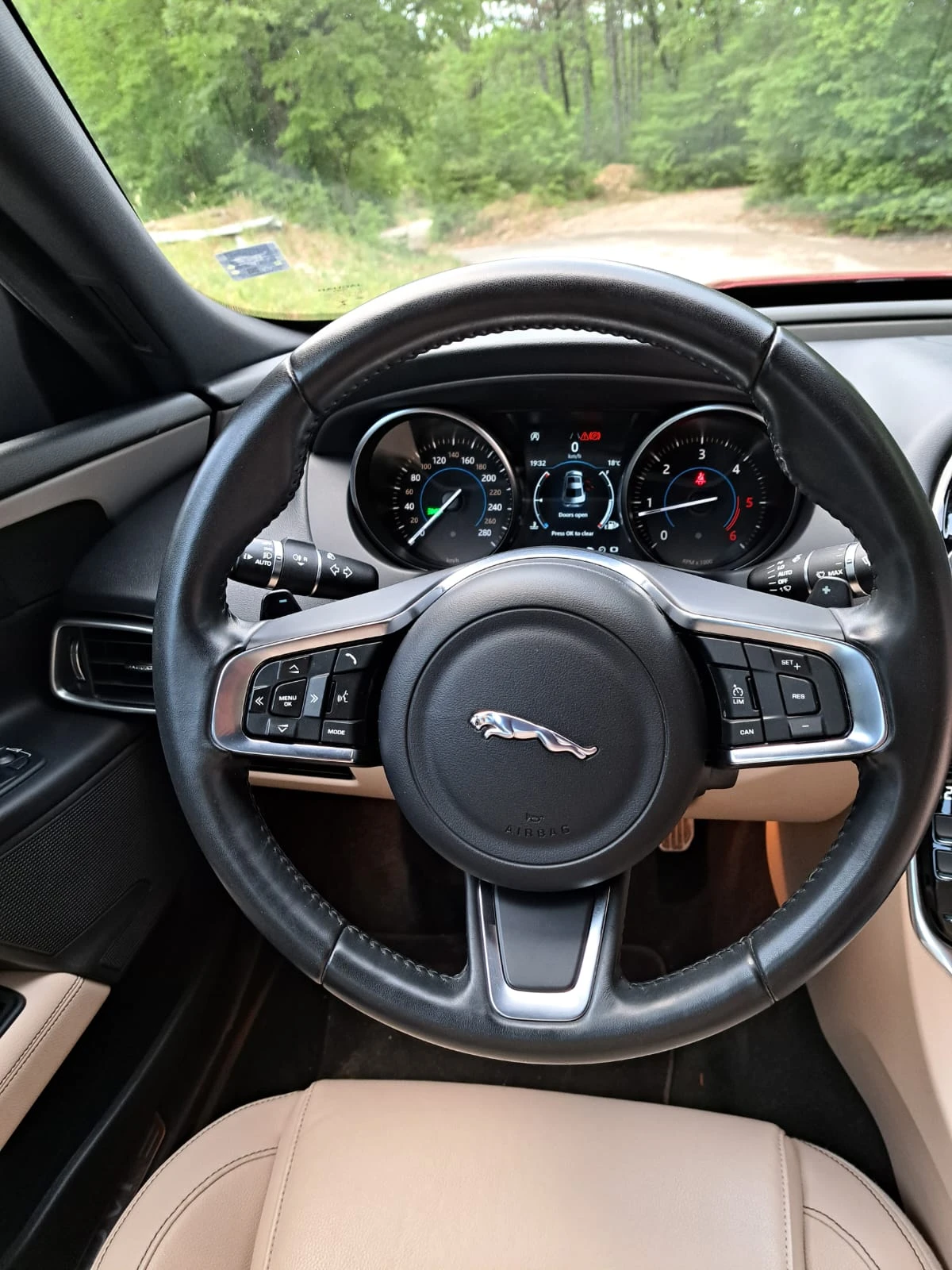 Jaguar XE, снимка 8 - Автомобили и джипове - 54409734