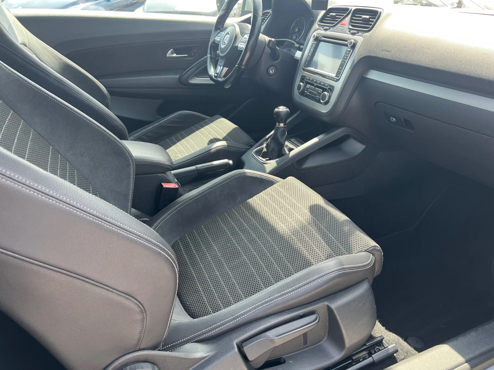 VW Scirocco 1.4TSI, снимка 11 - Автомобили и джипове - 54427038