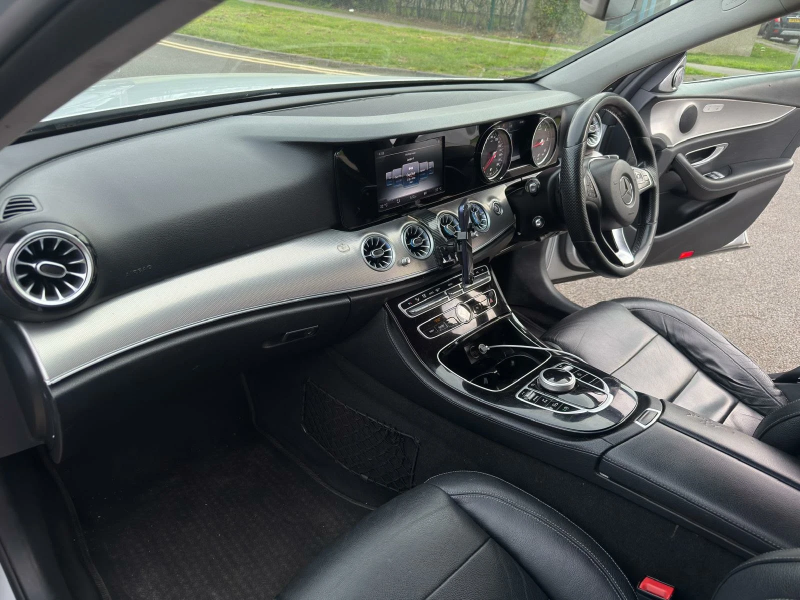 Mercedes-Benz E 200 Седан, снимка 6 - Автомобили и джипове - 54795858