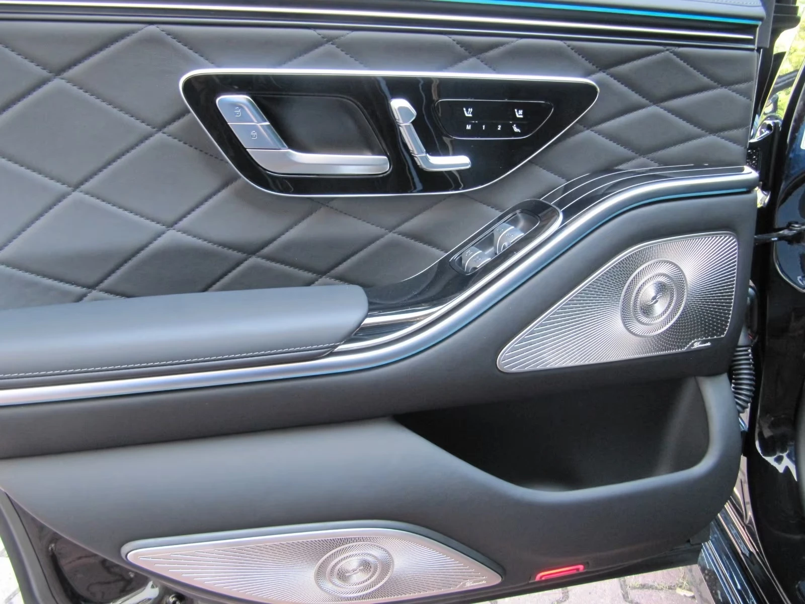 Mercedes-Benz S 580 FACELIFT LONG 4-MATIC AMG FIRST-CLASS DESIGNO PANO, снимка 13 - Автомобили и джипове - 55408928