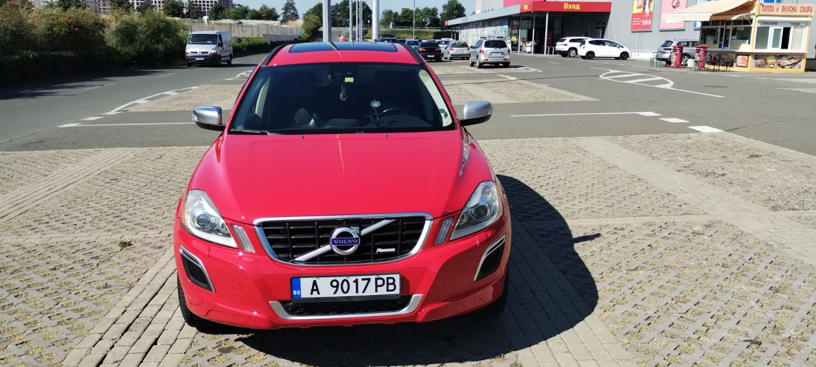 Volvo XC60  D5 AWD R-Design, снимка 2 - Автомобили и джипове - 55769386