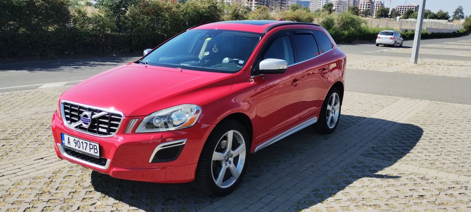 Volvo XC60  D5 AWD R-Design, снимка 3 - Автомобили и джипове - 55769386