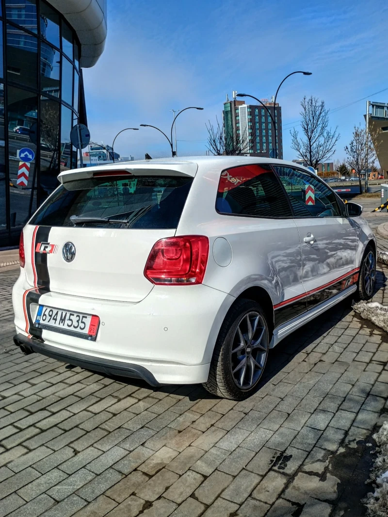 VW Polo ИЗКЛЮЧИТЕЛЕН!!! R-LINE * NAVI * BI-XENON * ПОДГРЕВ, снимка 5 - Автомобили и джипове - 49225570