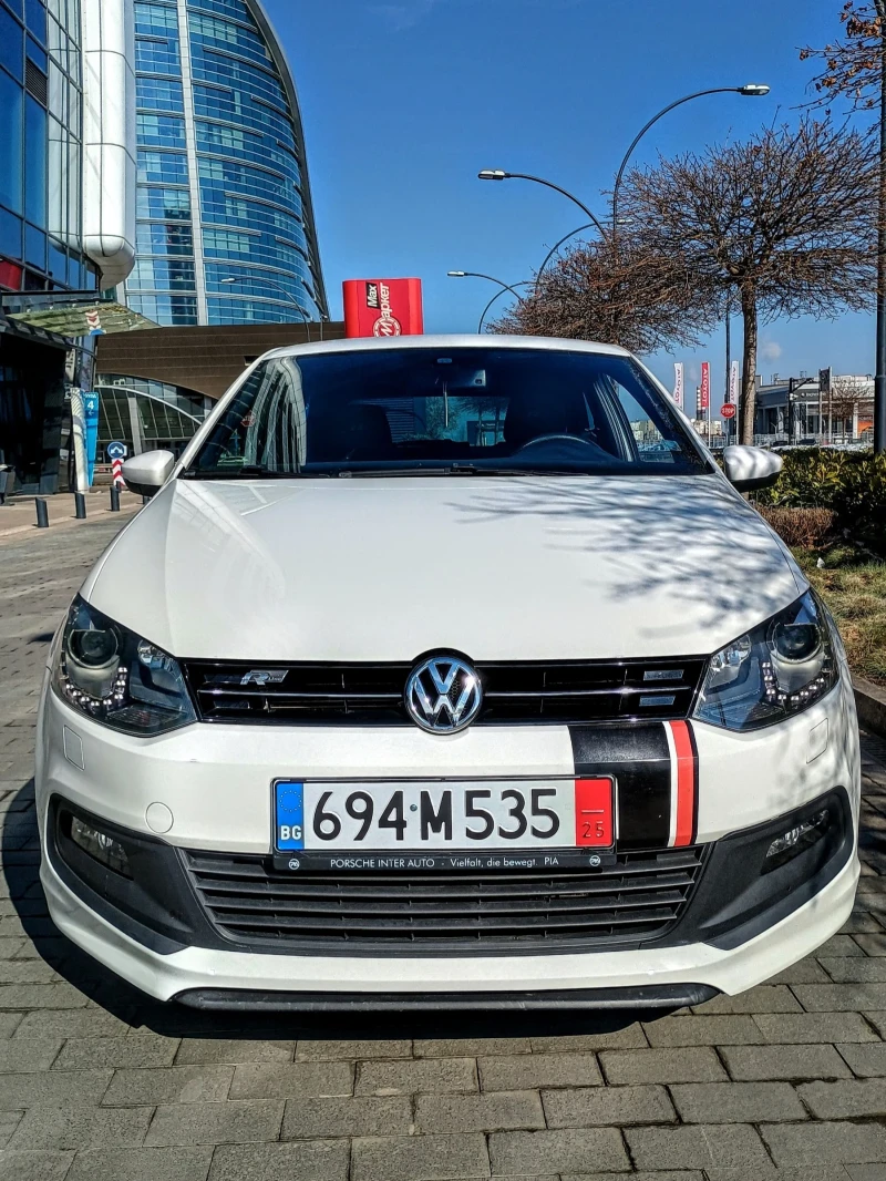 VW Polo ИЗКЛЮЧИТЕЛЕН!!! R-LINE * NAVI * BI-XENON * ПОДГРЕВ, снимка 3 - Автомобили и джипове - 49225570