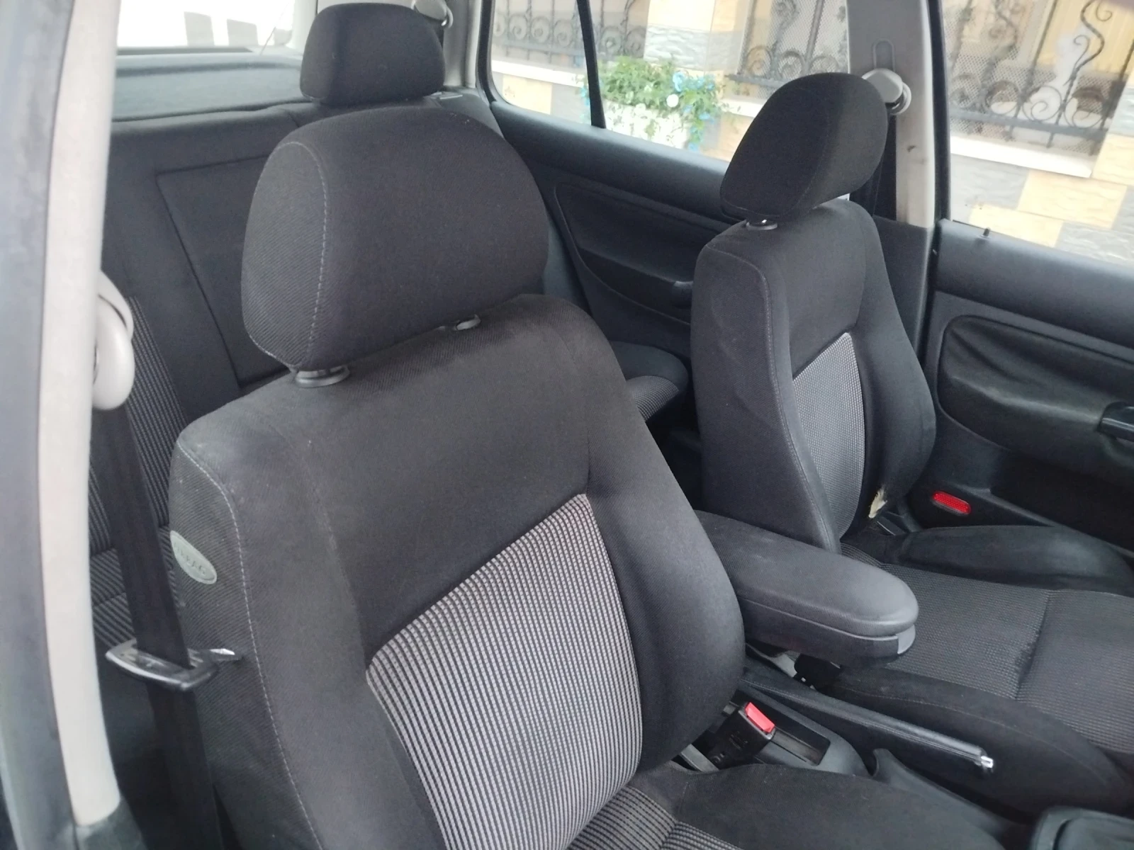 VW Golf 4 1.6 I , снимка 6 - Автомобили и джипове - 54704011