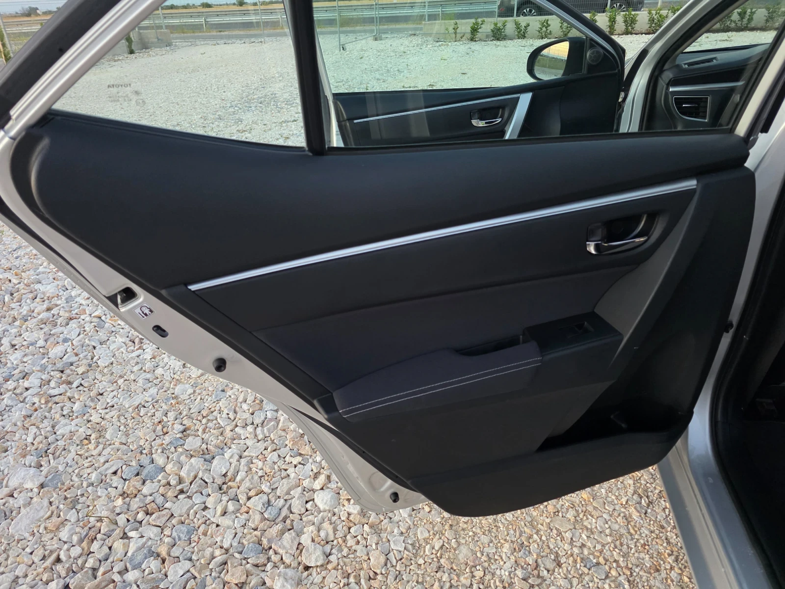 Toyota Corolla 1.6 VVTI Автоматик Камера Подгряващи седалки, снимка 9 - Автомобили и джипове - 55480465