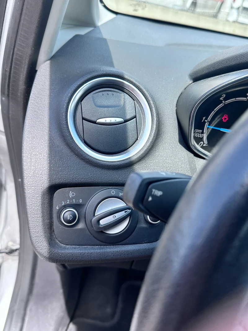 Ford Fiesta 1.5, снимка 10 - Автомобили и джипове - 52435701