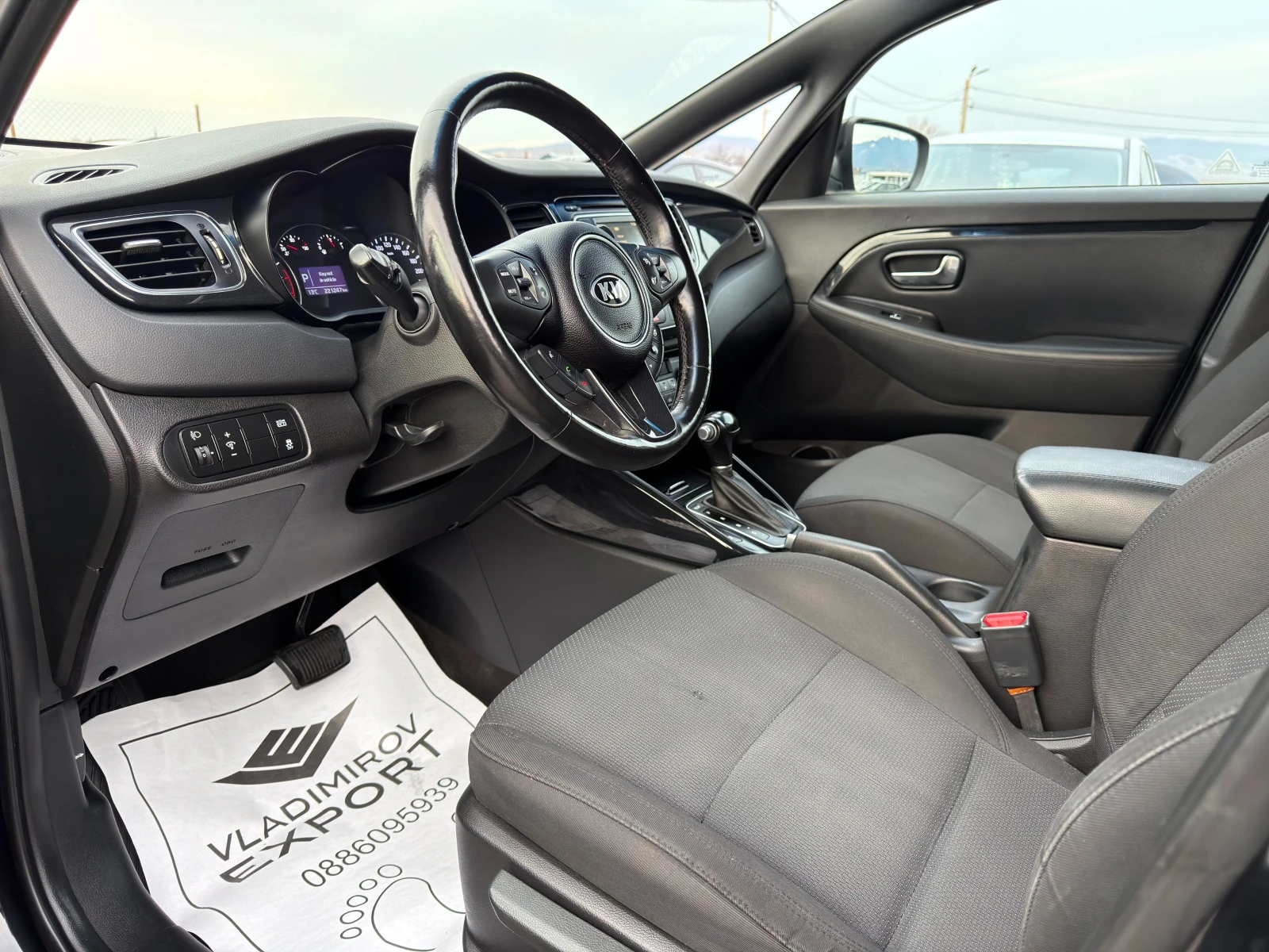 Kia Carens 1.7CRDi Auto E5B, снимка 6 - Автомобили и джипове - 53704996