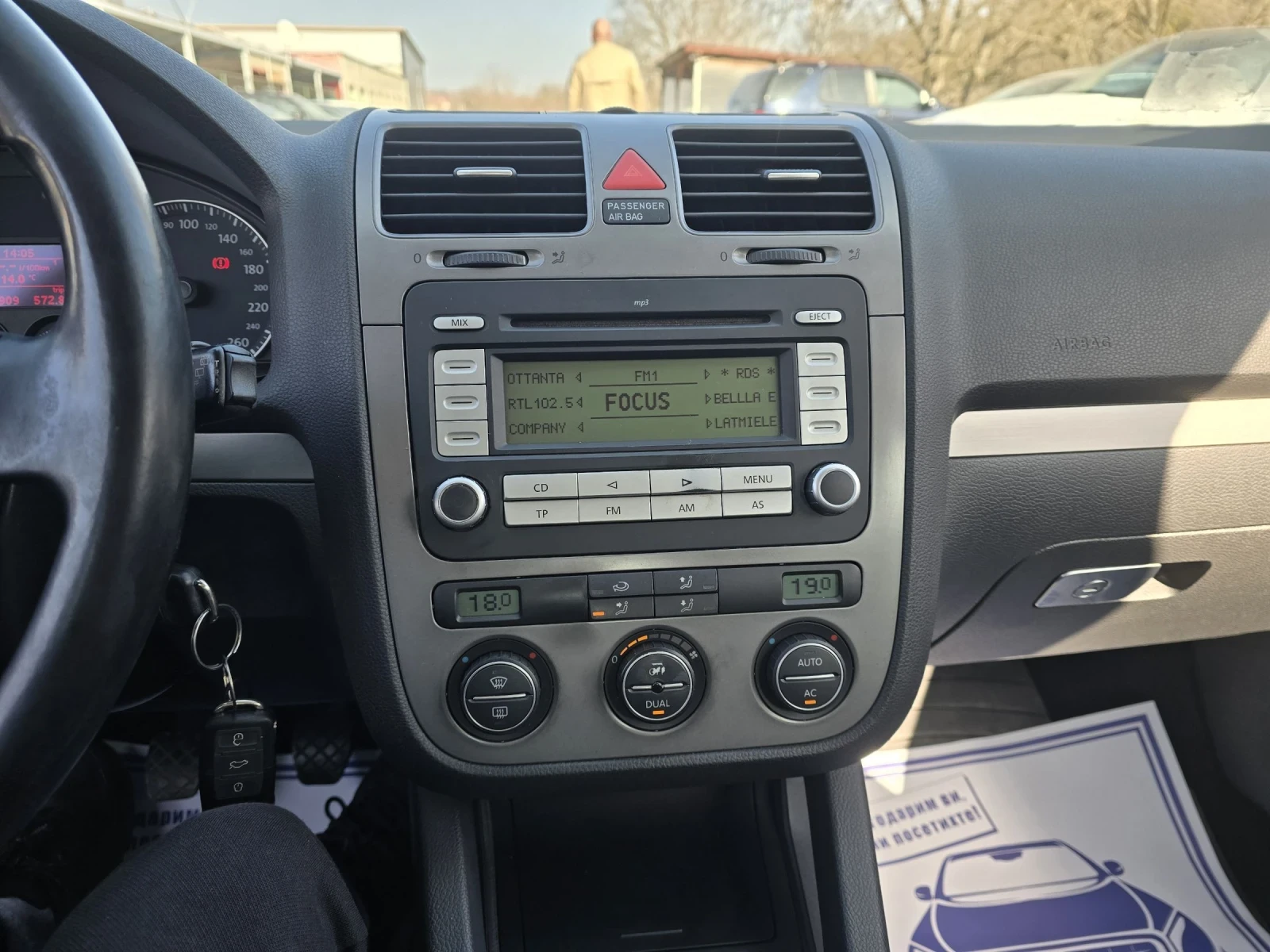 VW Golf 1.6i comfort line 102к.с, снимка 16 - Автомобили и джипове - 53837390