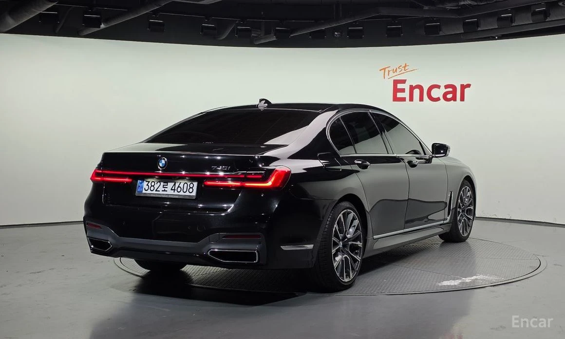 BMW 740 M* SPORT* FACELIFT* ОБДУХВАНЕ* ХЕДЪП* МАСАЖ* , снимка 2 - Автомобили и джипове - 54116272