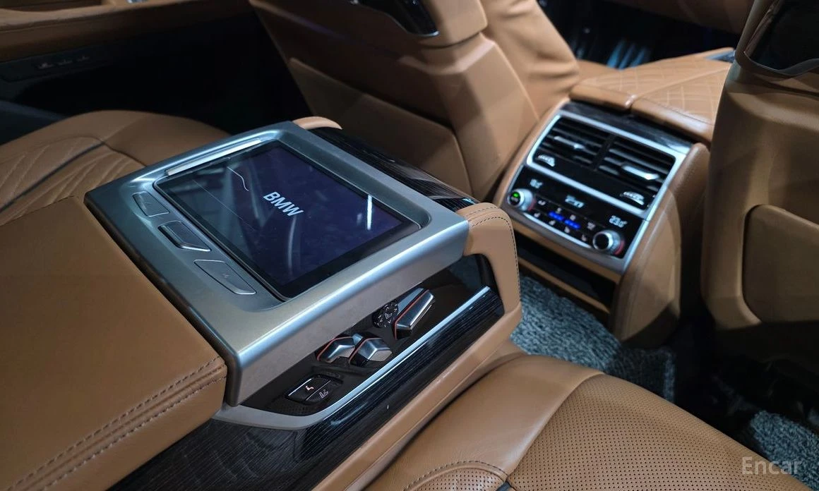 BMW 740 M* SPORT* FACELIFT* ОБДУХВАНЕ* ХЕДЪП* МАСАЖ* , снимка 15 - Автомобили и джипове - 54116272