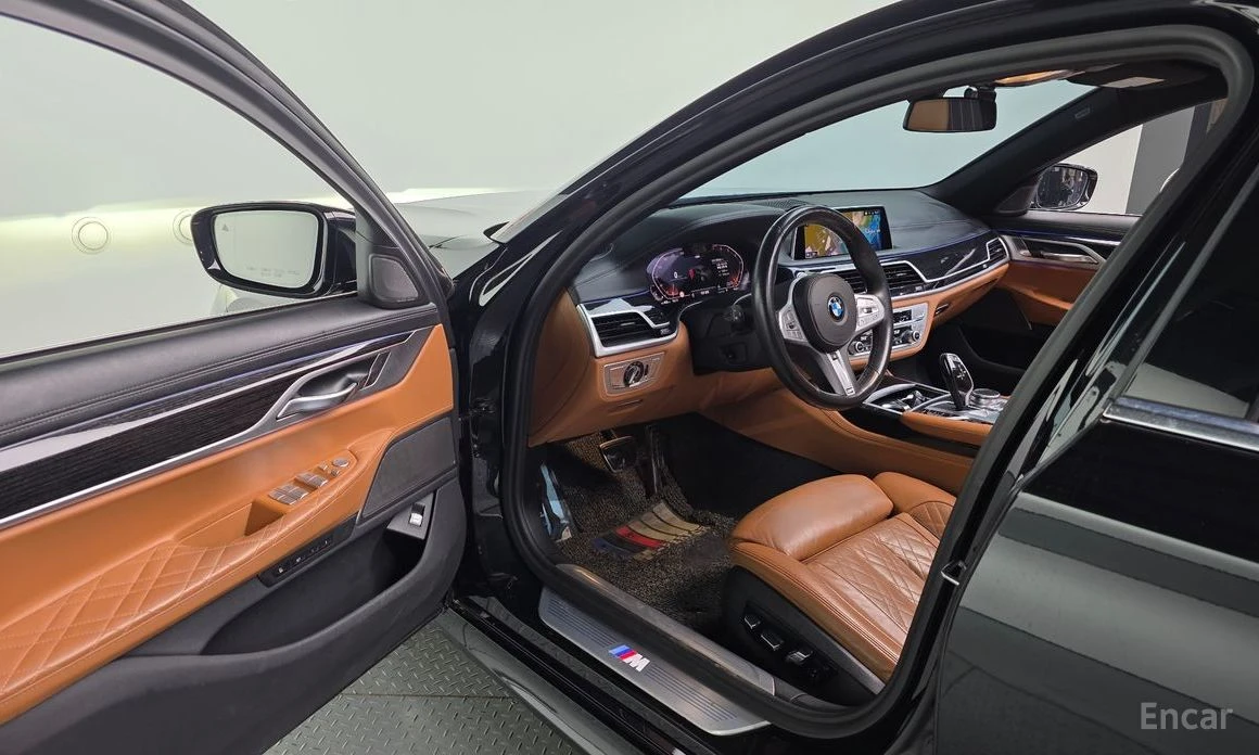 BMW 740 M* SPORT* FACELIFT* ОБДУХВАНЕ* ХЕДЪП* МАСАЖ* , снимка 5 - Автомобили и джипове - 54116272