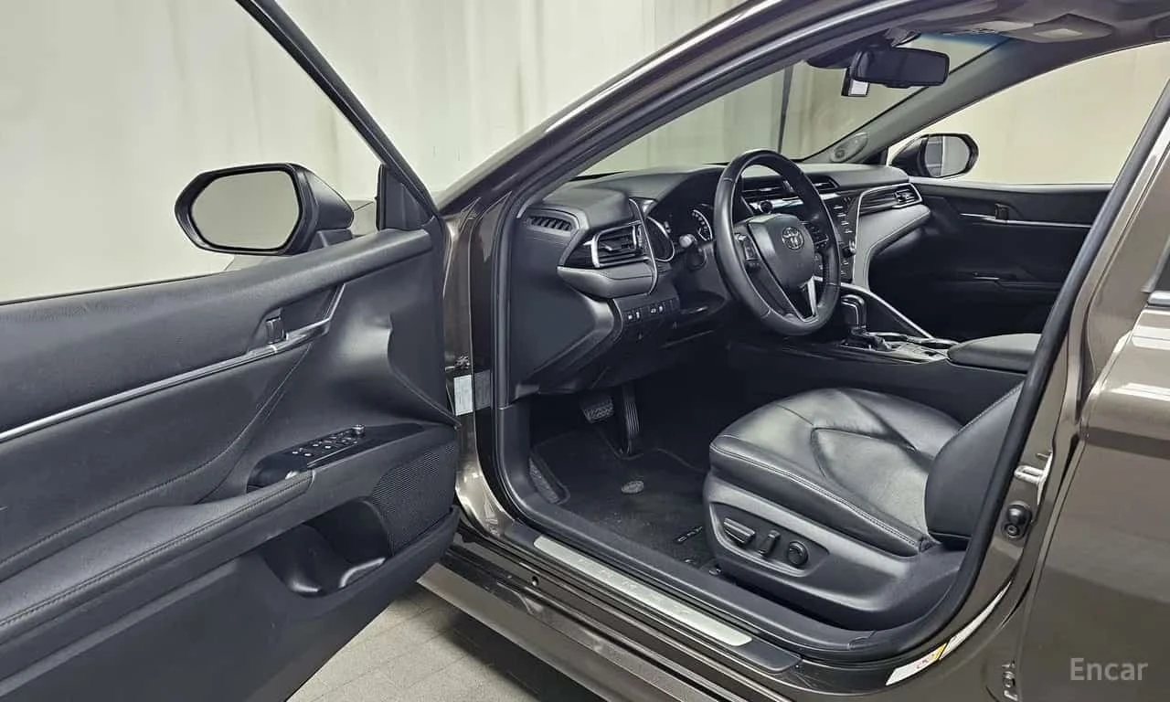 Toyota Camry 2.5 XLE Hybrid, снимка 10 - Автомобили и джипове - 56274322