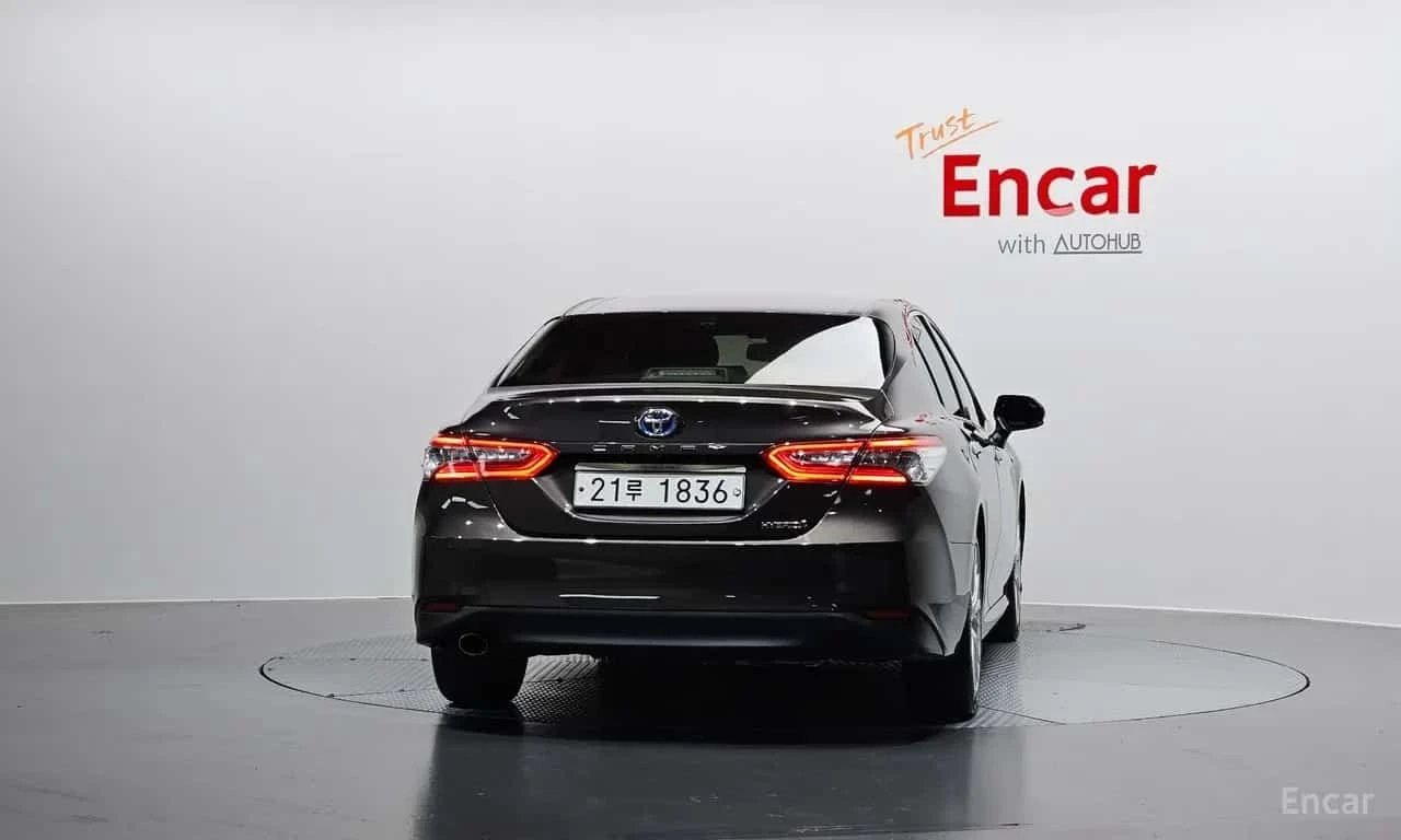 Toyota Camry 2.5 XLE Hybrid, снимка 4 - Автомобили и джипове - 56274322