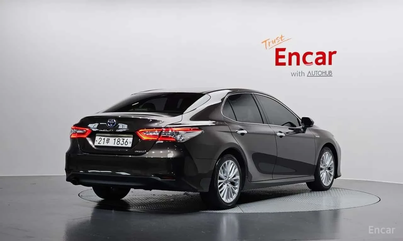 Toyota Camry 2.5 XLE Hybrid, снимка 2 - Автомобили и джипове - 56274322