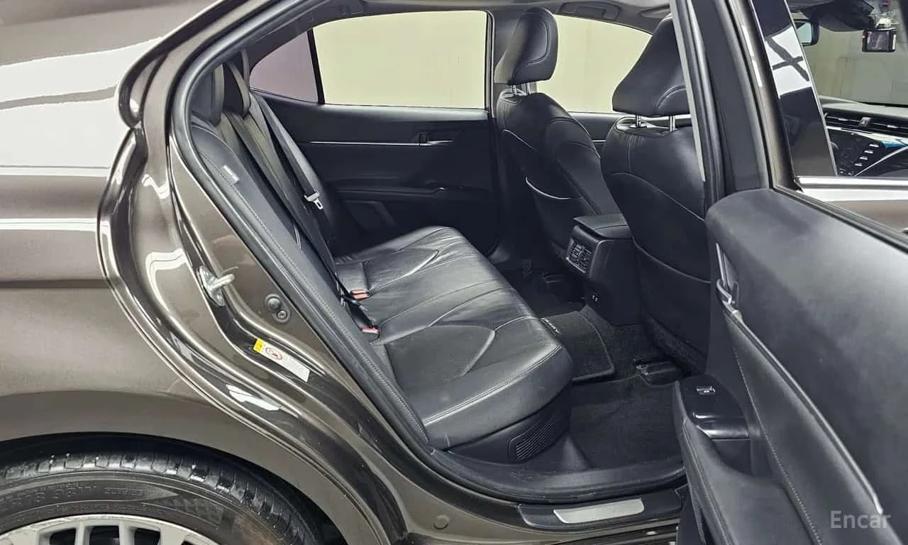 Toyota Camry 2.5 XLE Hybrid, снимка 11 - Автомобили и джипове - 56274322