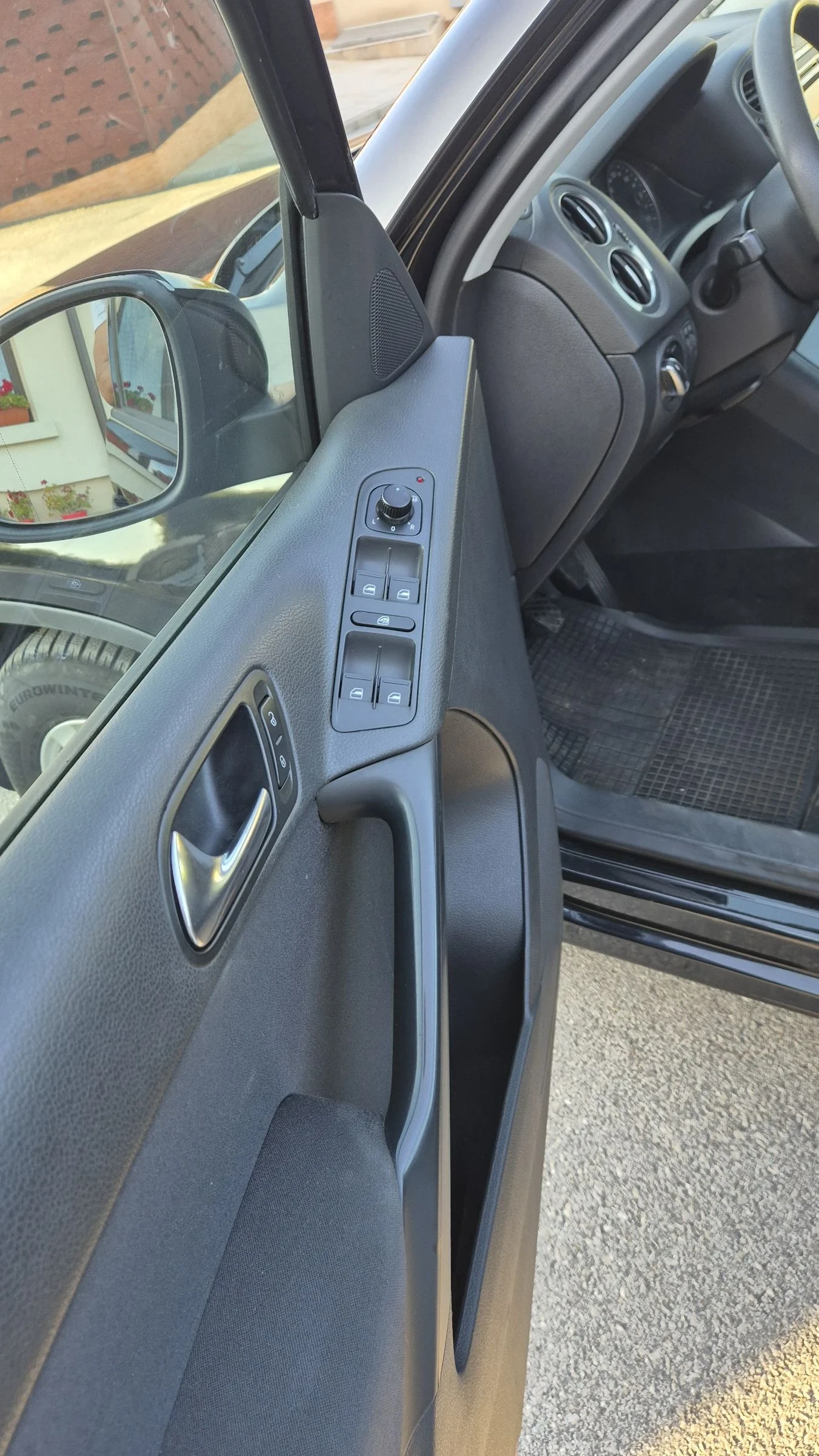 VW Tiguan 2.0 TDI 4x4 | Mobile.bg — изображение 11