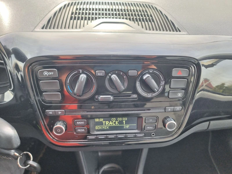 VW Up 1.0 ECOUP CNG КЛИМАТИК, снимка 11 - Автомобили и джипове - 53221318