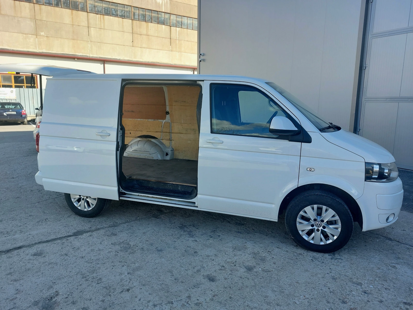 VW Transporter 2.0 TDI MT6 - изображение 7