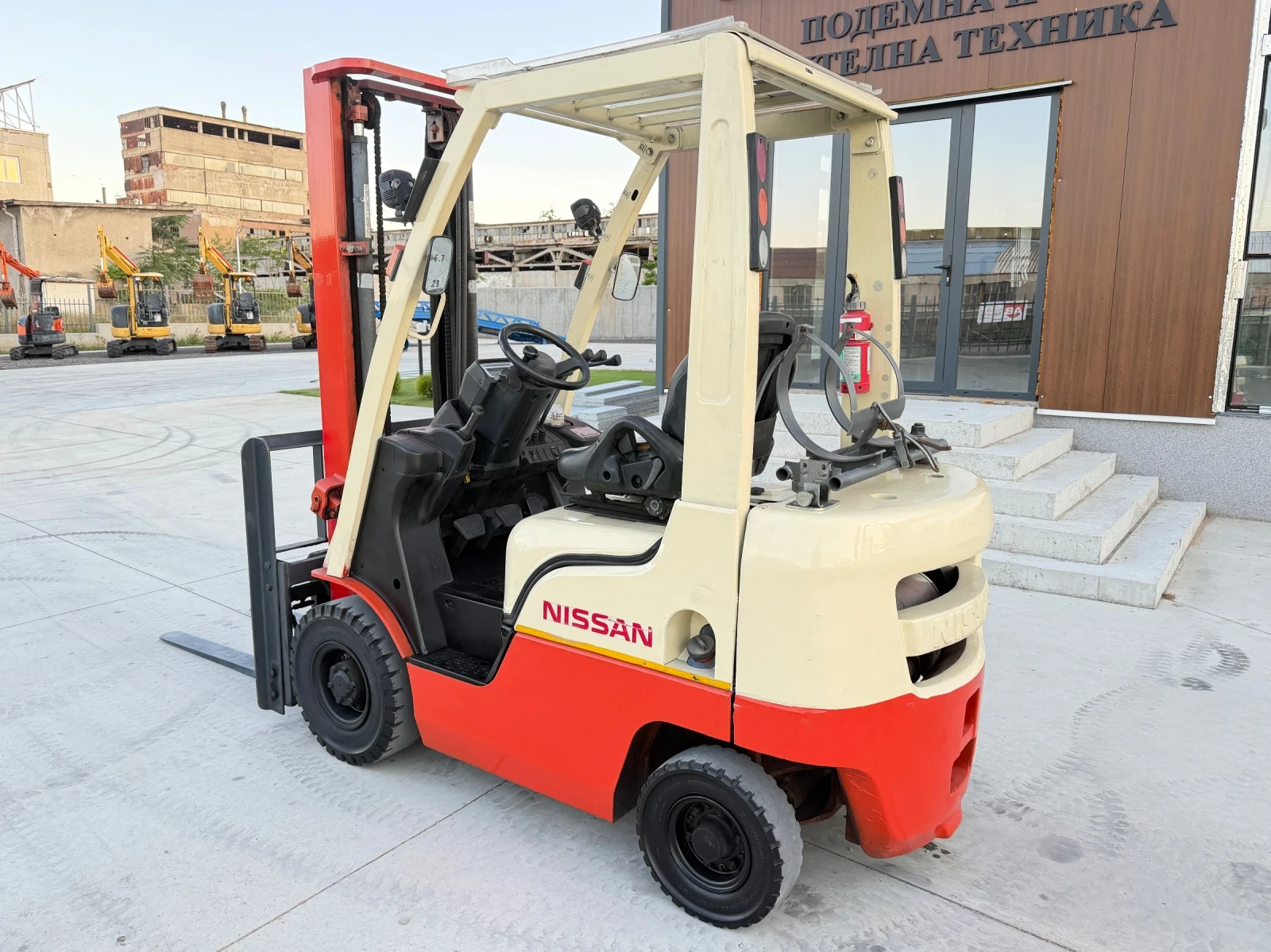 Мотокар Nissan Газ - Бензин / Изравнител / Автоматик / Като Нов!!, снимка 3 - Индустриална техника - 55089739