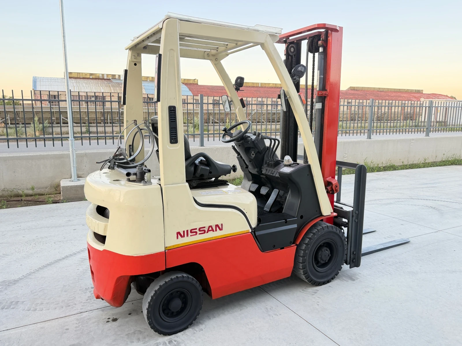 Мотокар Nissan Газ - Бензин / Изравнител / Автоматик / Като Нов!!, снимка 5 - Индустриална техника - 55089739