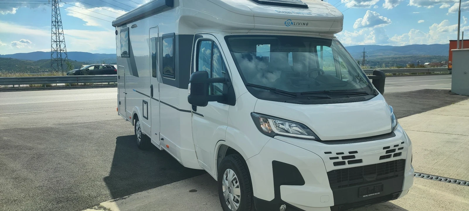 Кемпер Adria Sunliving S72 DC, снимка 2 - Каравани и кемпери - 54691174