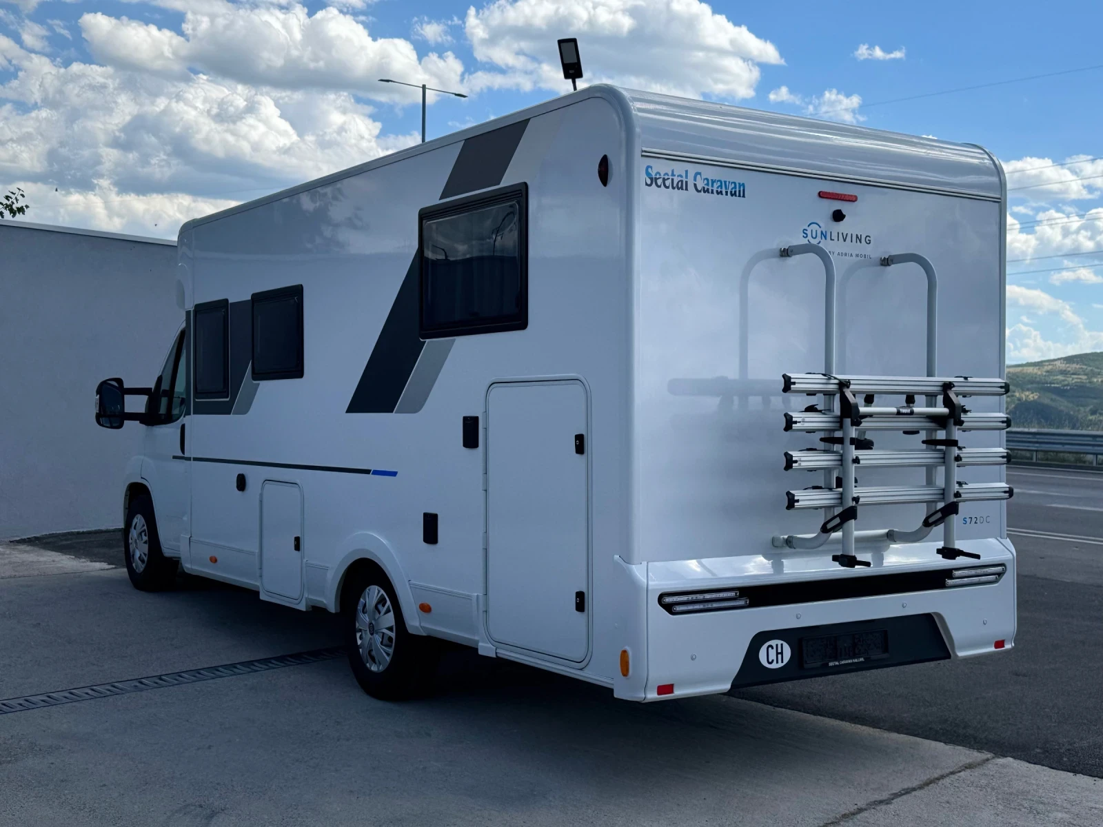 Кемпер Adria Sunliving S72 DC Automatic , снимка 5 - Каравани и кемпери - 54691174