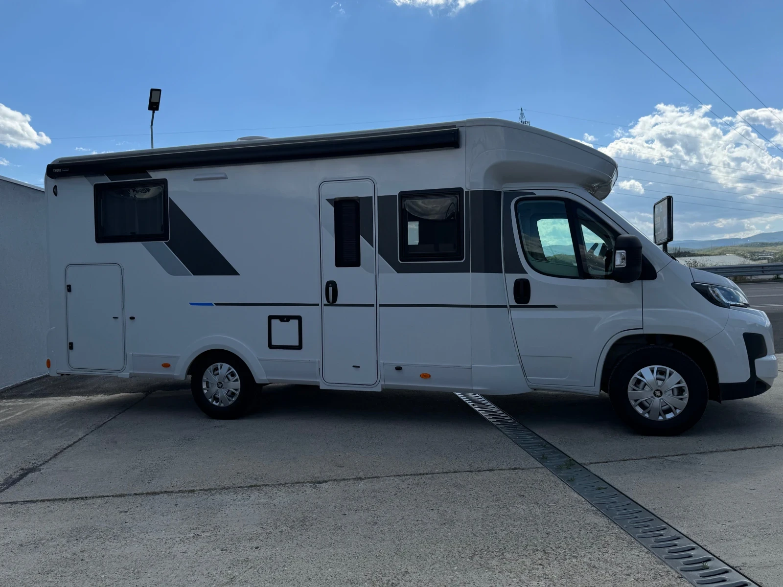 Кемпер Adria Sunliving S72 DC Automatic , снимка 4 - Каравани и кемпери - 54691174