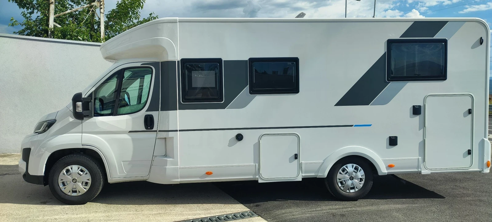 Кемпер Adria Sunliving S72 DC, снимка 5 - Каравани и кемпери - 54691174