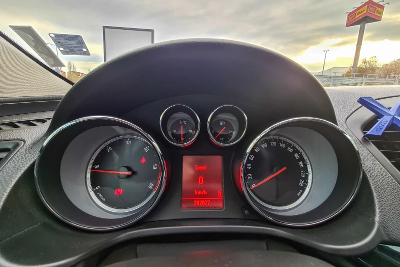 Opel Insignia SPORTS TOURER 2.0 CDTI , снимка 12 - Автомобили и джипове - 52542946