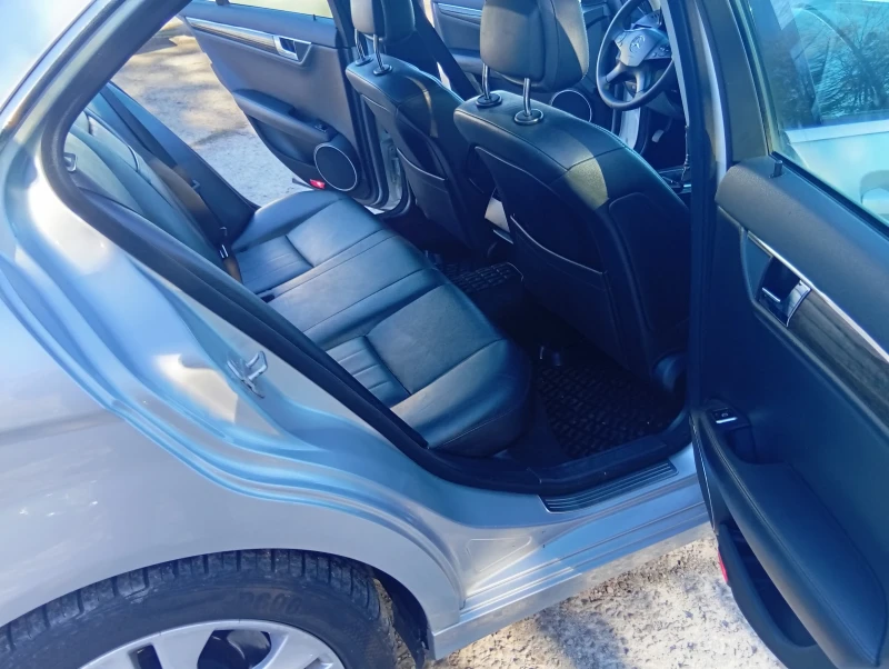 Mercedes-Benz C 220, снимка 11 - Автомобили и джипове - 53401310