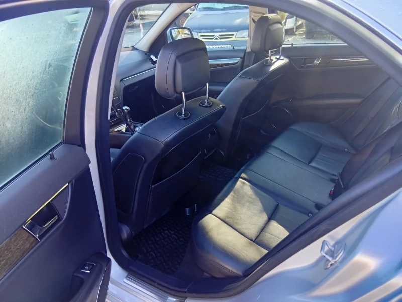 Mercedes-Benz C 220, снимка 10 - Автомобили и джипове - 53401310