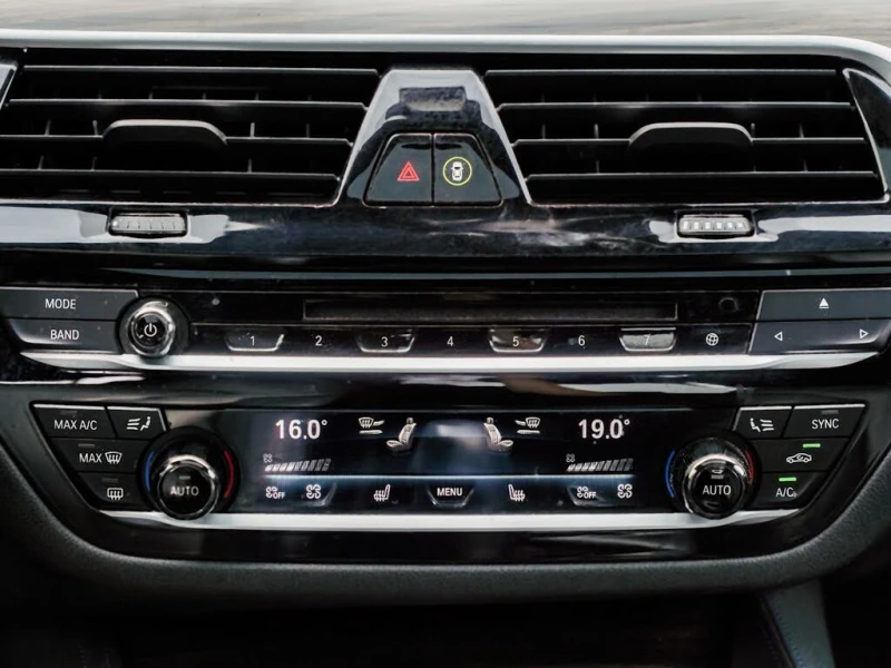 BMW 530E * Harmon&Kardon* * HeadUp* AвтоКредит* (ЦЕНА ДО БГ, снимка 9 - Автомобили и джипове - 53434496