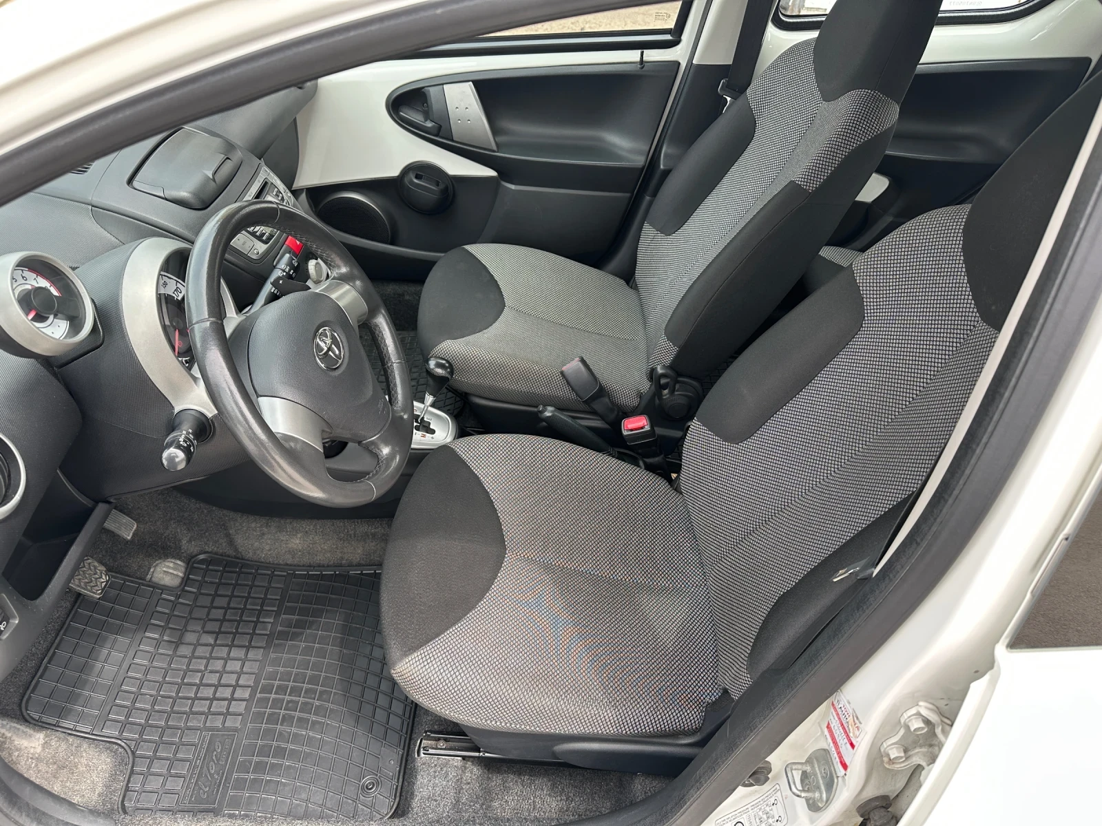 Toyota Aygo Автоматик - изображение 10