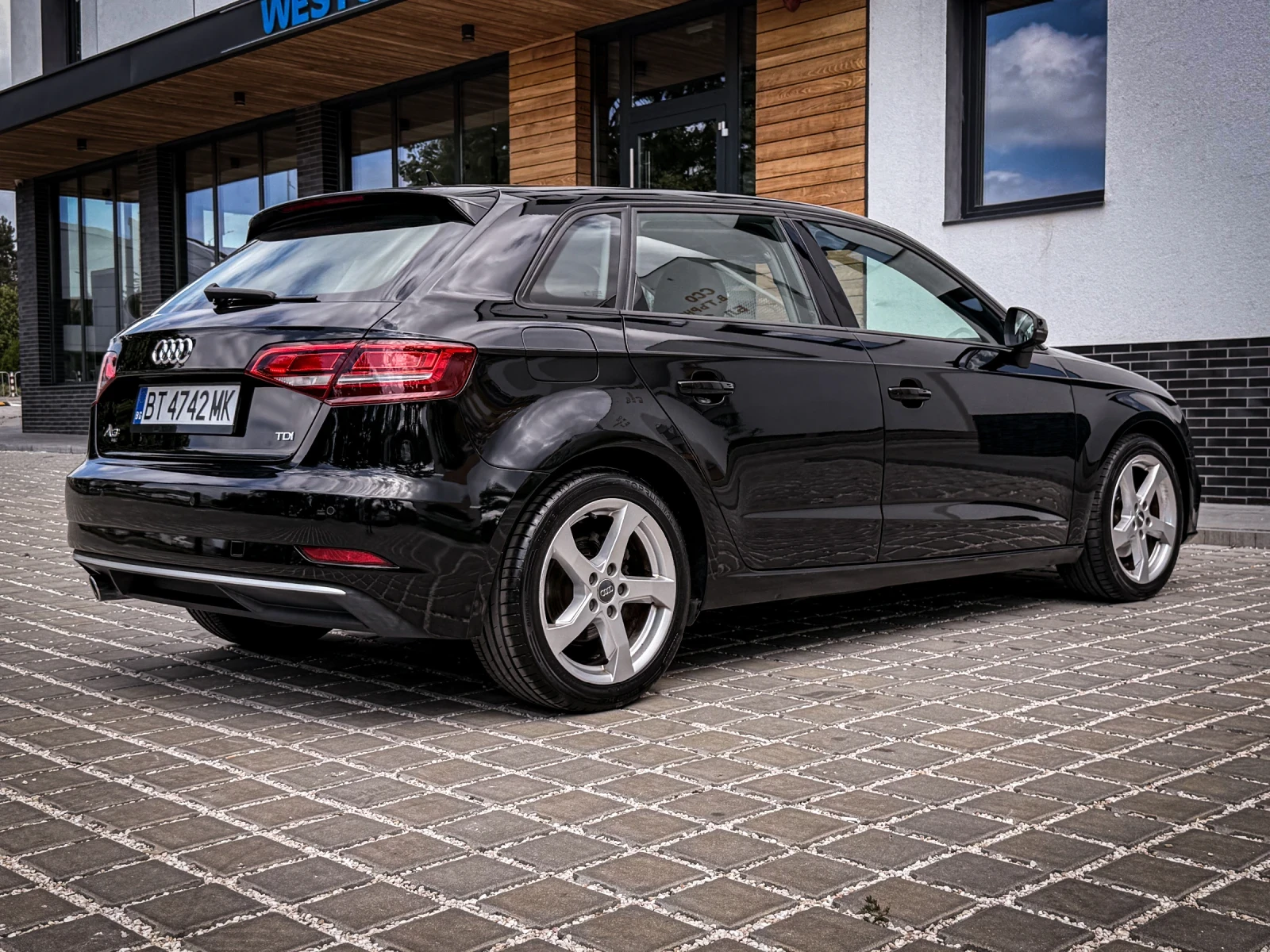 Audi A3 1.6TDI/110HP/Sportback/DSP/LED/PDC/NAVI/RECARO, снимка 7 - Автомобили и джипове - 55391559