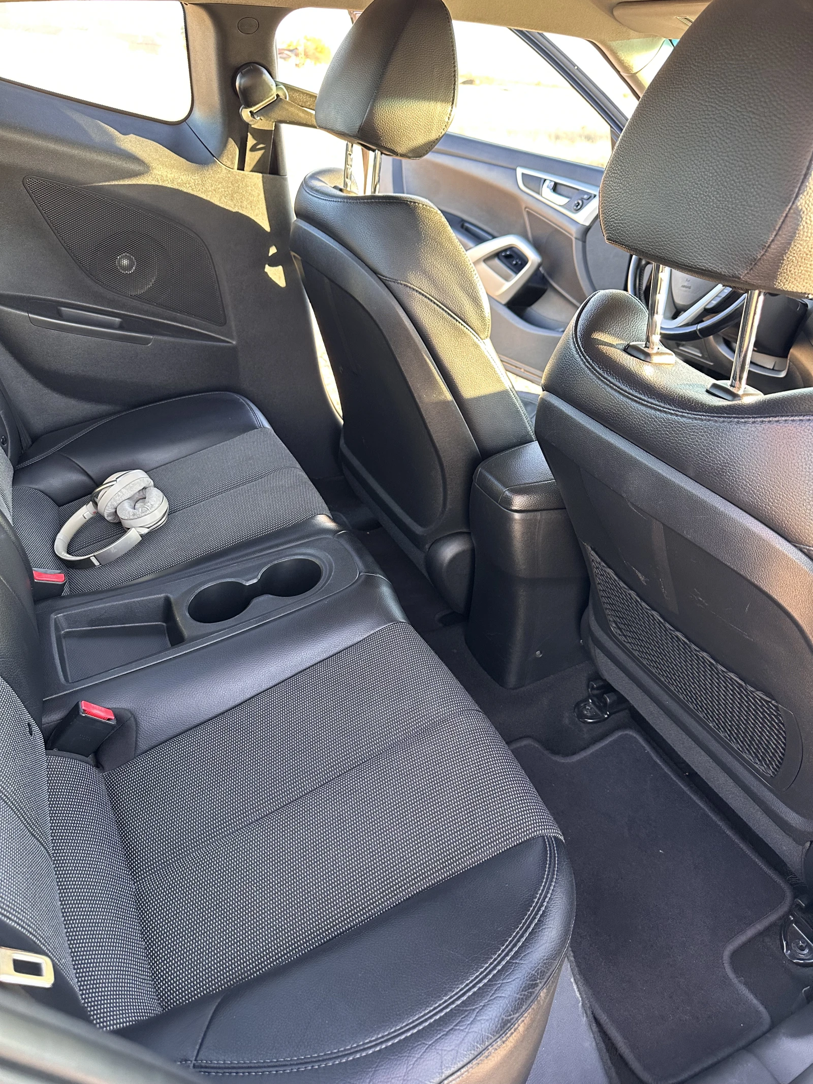 Hyundai Veloster  1.6GDi 140HP KEYLESS/ПОДГРЕВ/КАМЕРА/ОБСЛУЖЕН, снимка 9 - Автомобили и джипове - 55878757