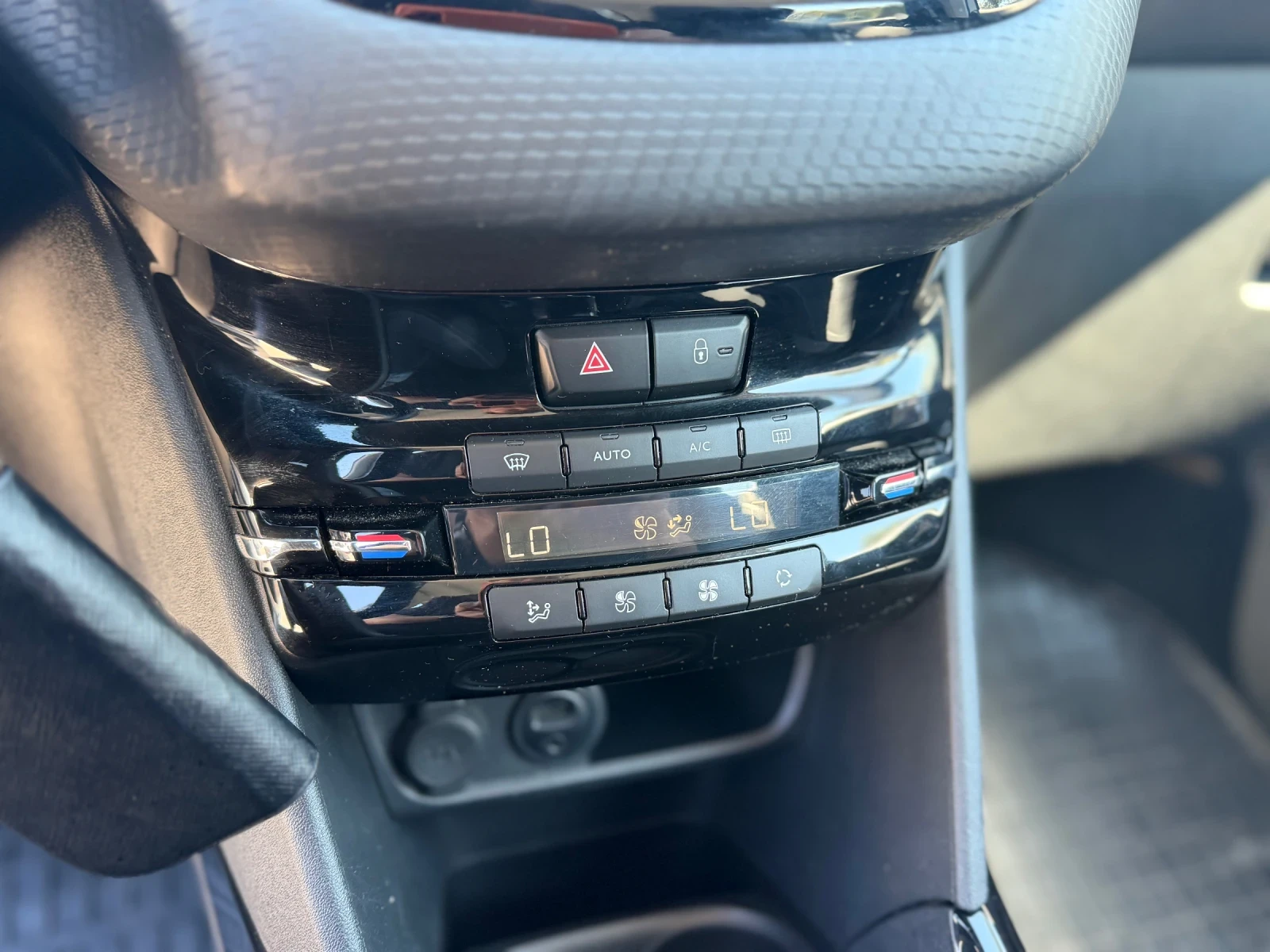 Peugeot 2008 Benzin/112000km/Obslujena/Registraciq/Unikat, снимка 14 - Автомобили и джипове - 56119759