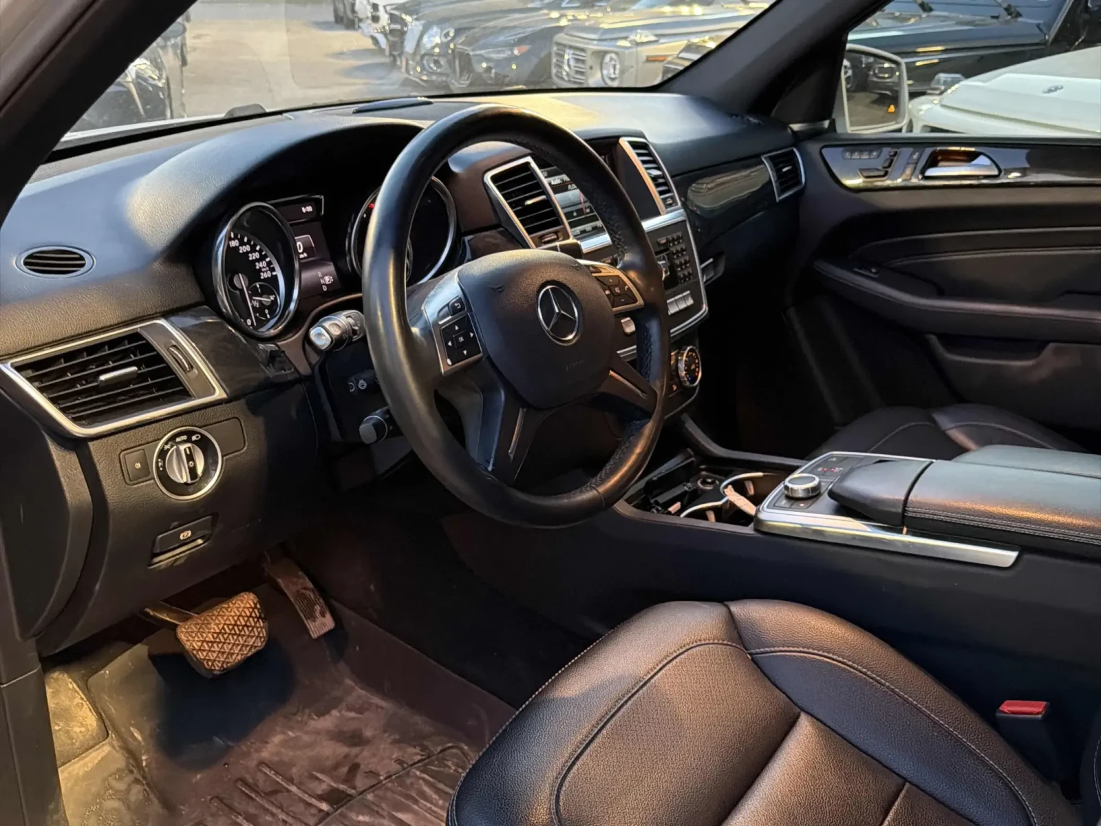 Mercedes-Benz ML 350 Diesel* ПОДГРЕВ* HARMAN* 360* PANO* KEYLESS, снимка 8 - Автомобили и джипове - 54230972